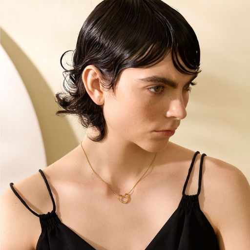 Collar Dorado con Colgante de Corazón